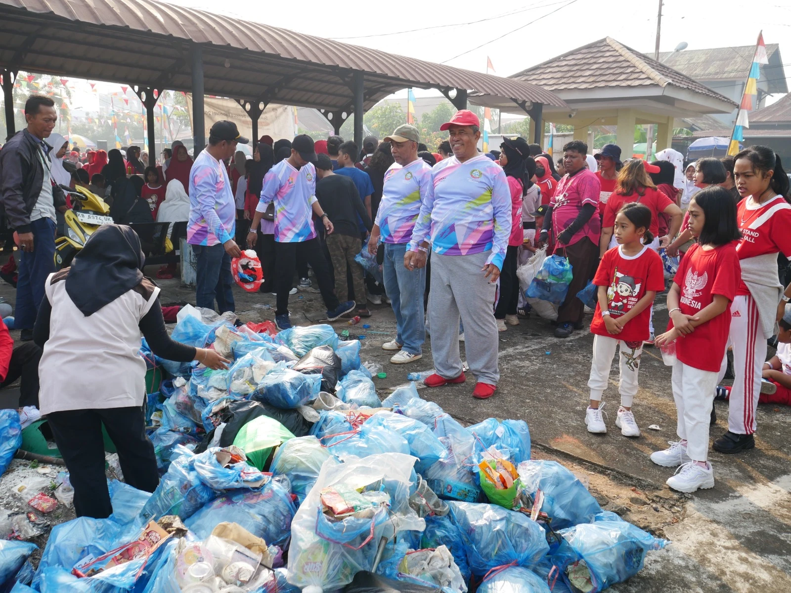 Warga Ponsel Jalan Sehat Sambil Pungut Sampah